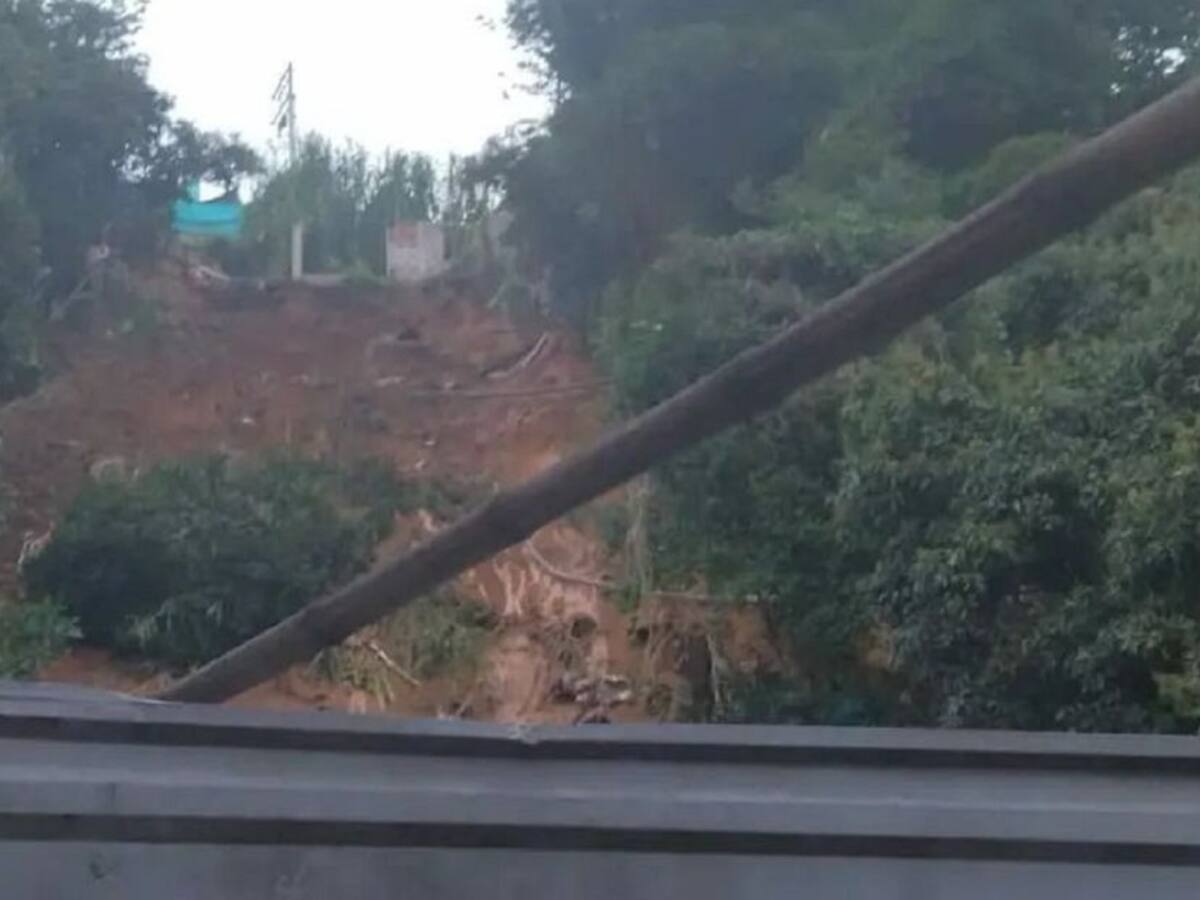 Por un deslizamiento de tierra evacuan 8 viviendas de un barrio en Medellín