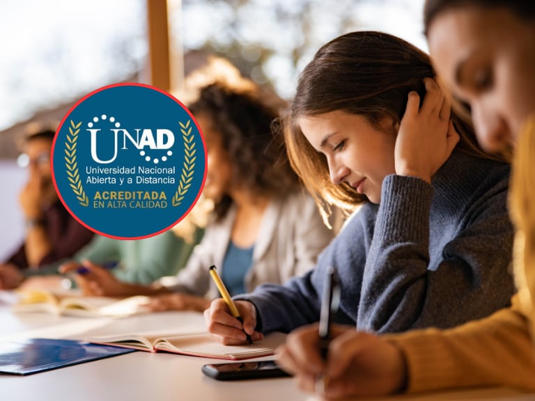 Logo de la UNAD y de fondo varios estudiantes universitarios durante una clase (Fotos vía Getty Images y cuenta de X de la UNAD)