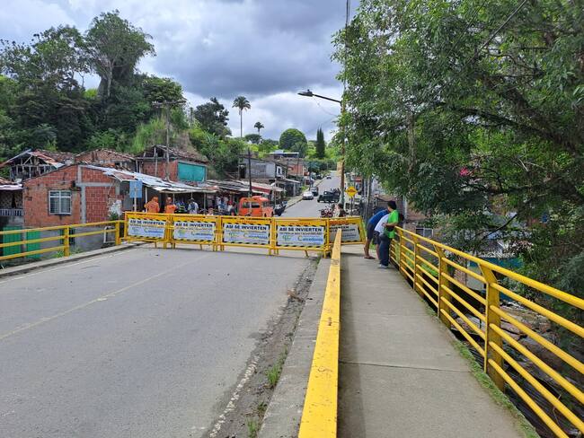Puente río Barragán cerrado desde hace 15 días afectado por creciente del afluente. Foto cortesía Invías