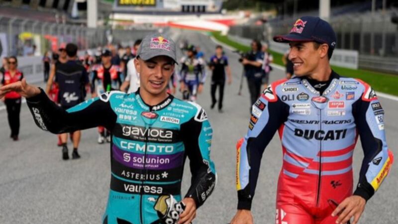 Marc Marquez junto David Alonso tras la victoria del colombiano/  Dazn España
