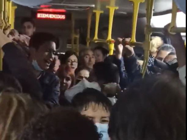 Ladrón intenta atacar con navaja a pasajeros de Transmilenio. Foto: Redes Sociales
