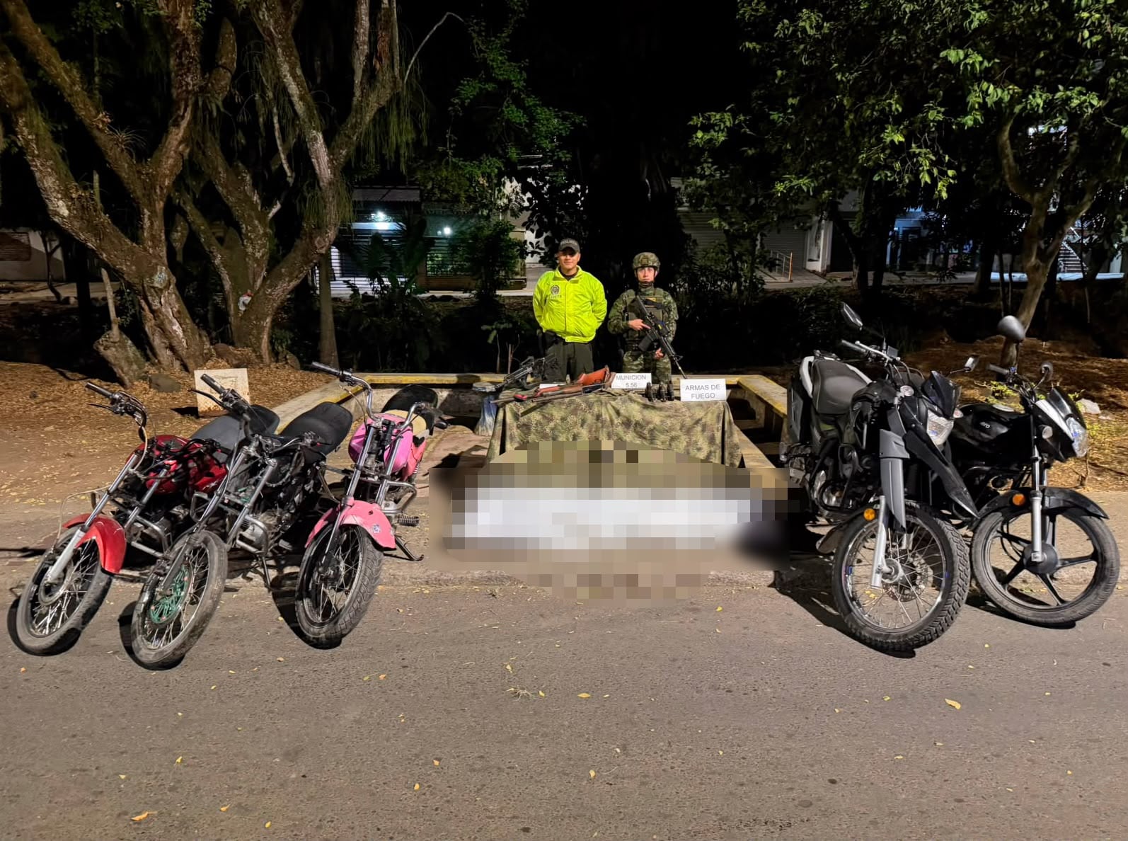 En la acción militar se incautó un fusil, dos escopetas, tres armas cortas y se inmovilizaron cinco motocicletas. Crédito: Ejército Nacional.