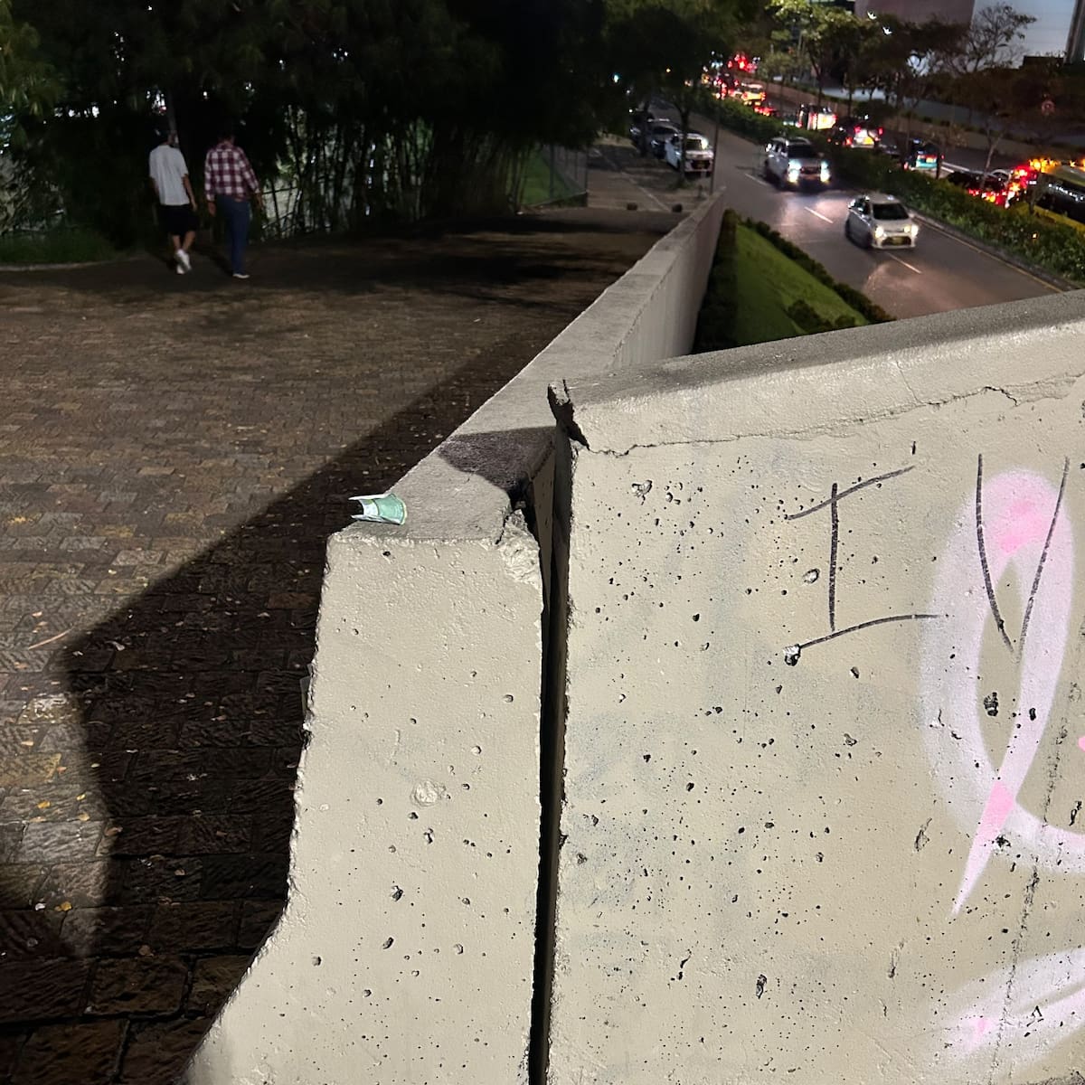 Solicitan inspección a puente peatonal ubicado frente a Neomundo en Bucaramanga