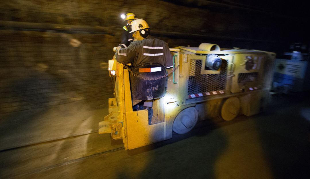 Trabajadores al interior de la mina de Totten en Sudbury, al norte de Toronto en Canadá. 
