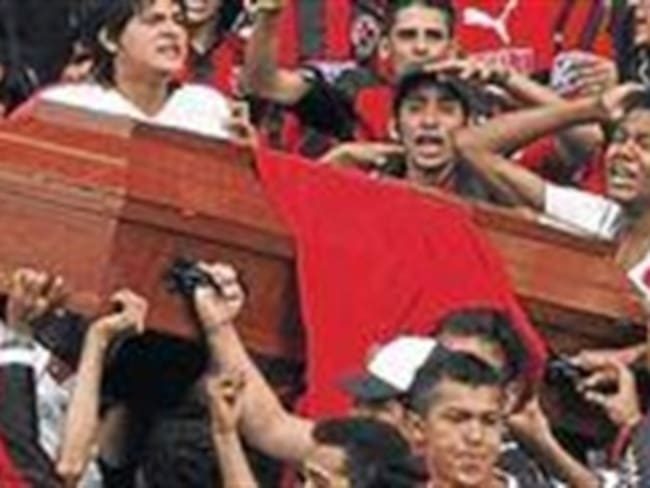 Imágenes del ataud en el Estadio de Cúcuta ya le dan la vuelta al Mundo