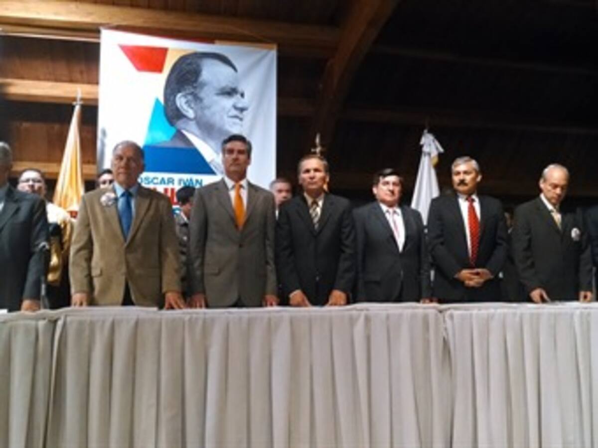 Uribe en campaña con generales retirados en el pasado remezón militar