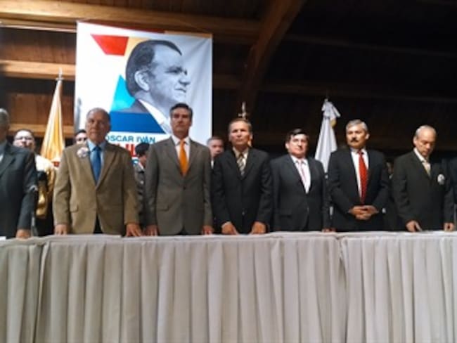 Uribe en campaña con generales retirados en el pasado remezón militar