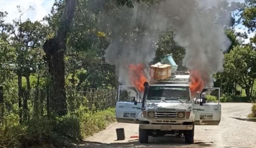 Dos personas en una motocicleta interceptaron el automotor y procedieron a quemarlo.