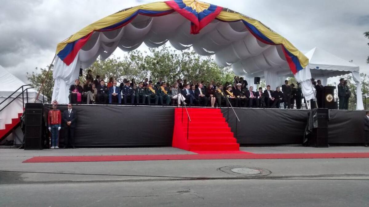 Miles de personas en todo el país se movilizan para observar los desfiles del 20 de julio.