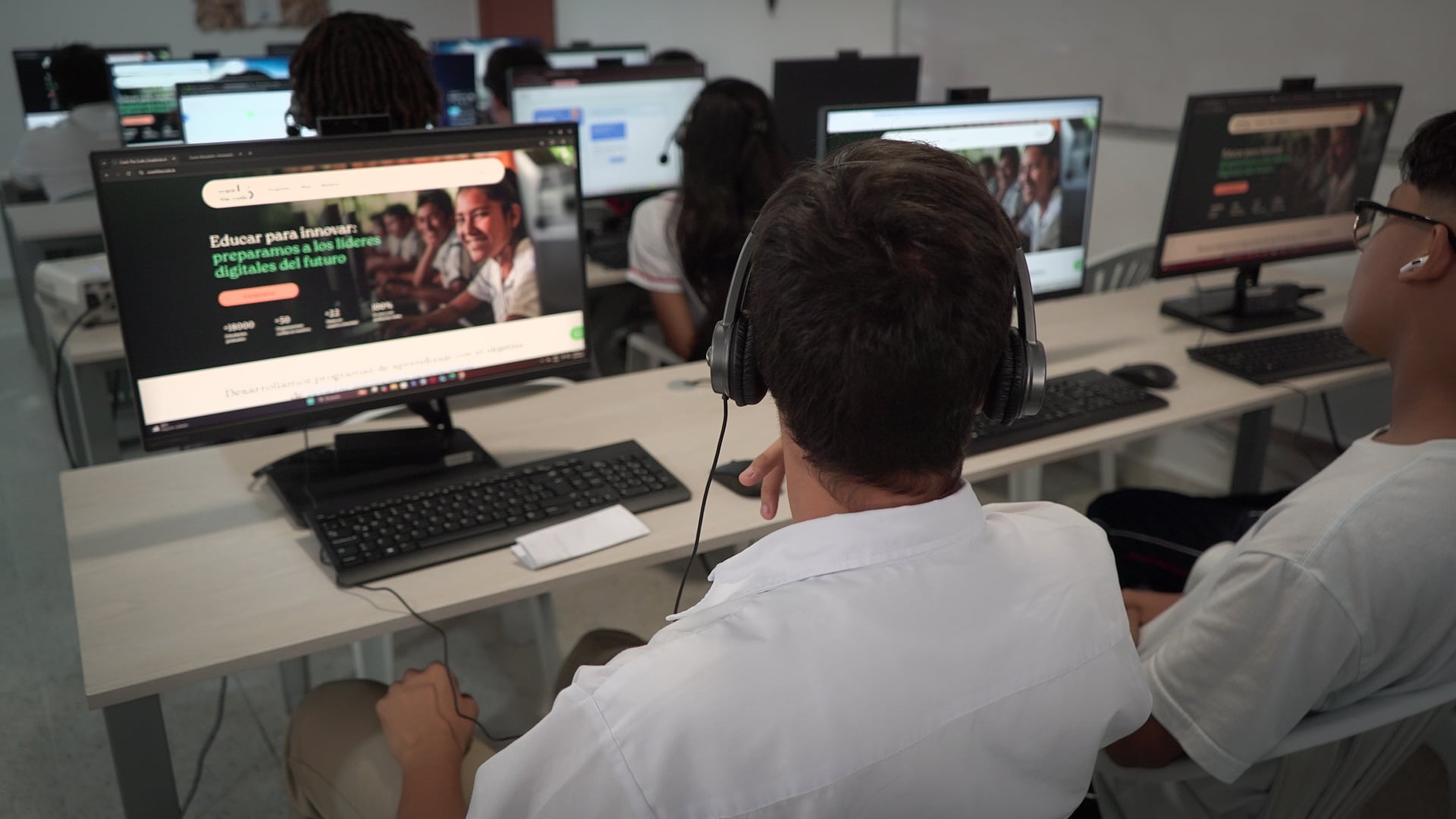Estudiantes de colegios públicos tienen formación en inteligencia artificial, programación y tecnología. Foto: suministrada.