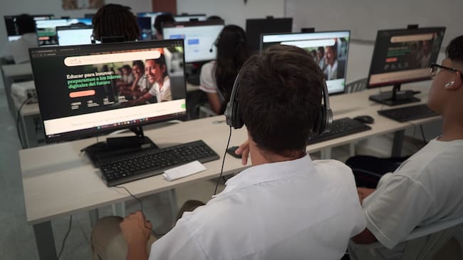 Estudiantes de colegios públicos tienen formación en inteligencia artificial, programación y tecnología. Foto: suministrada.