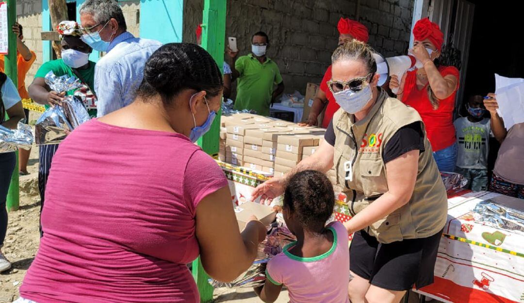 Entrega de regalos en comunidades vulnerables