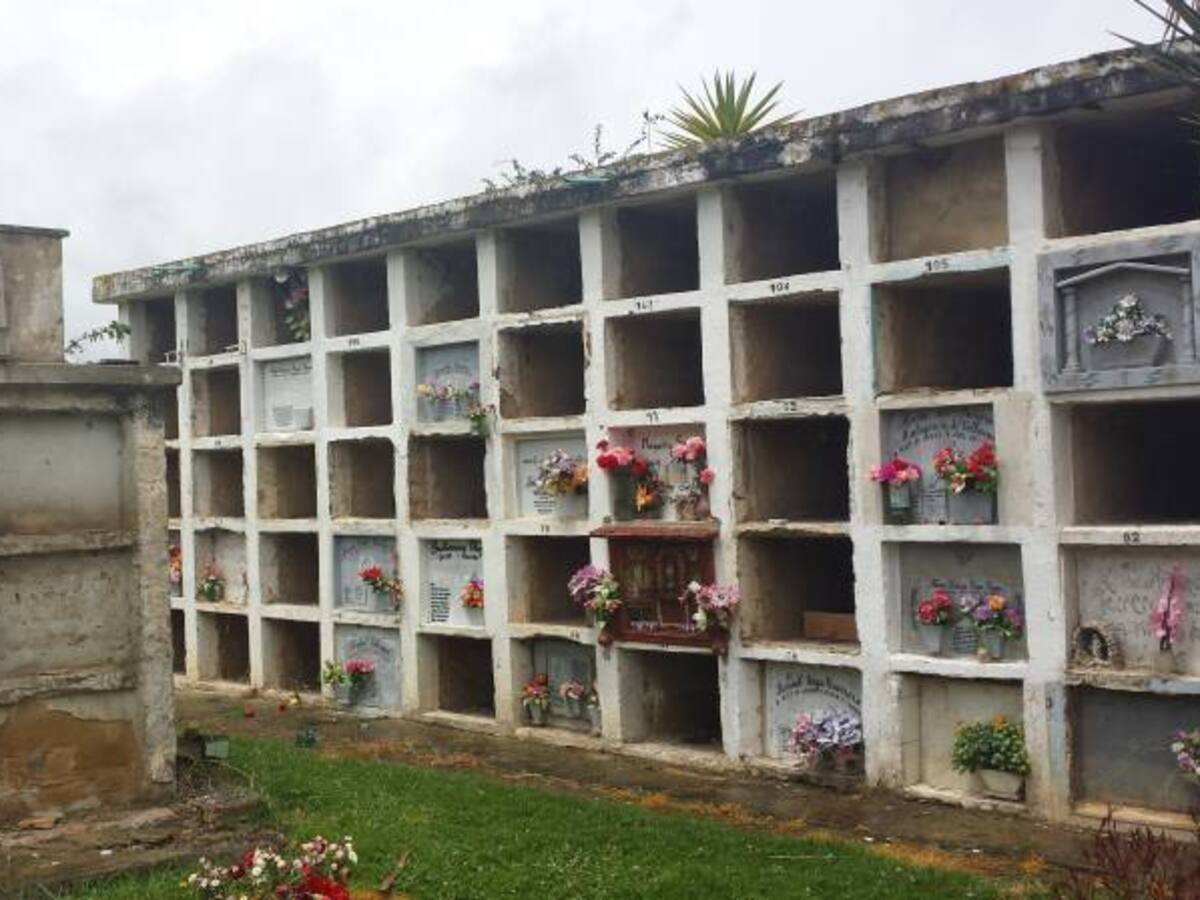 El abandono carcome a los costosos cementerios rurales de Colombia