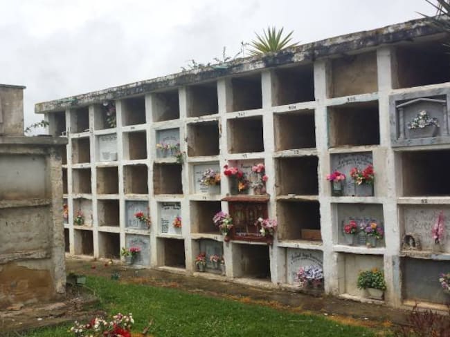 El abandono carcome a los costosos cementerios rurales de Colombia