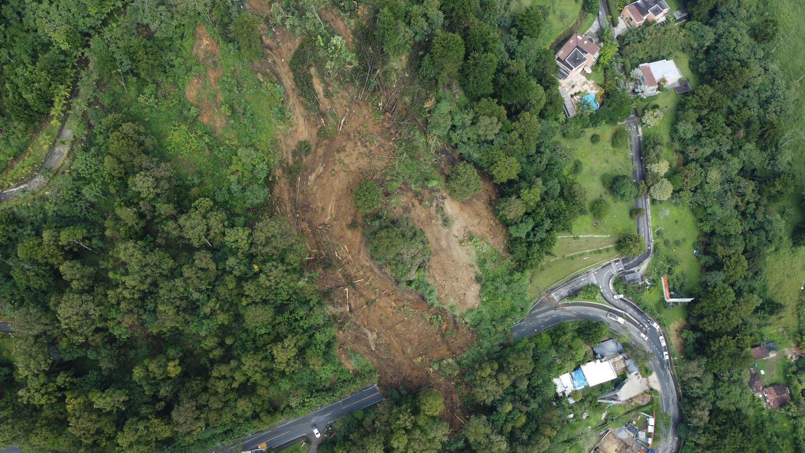 Deslizamiento de tierra en la Loma de los Balsos en el Poblado de Medellín- foto alcaldía