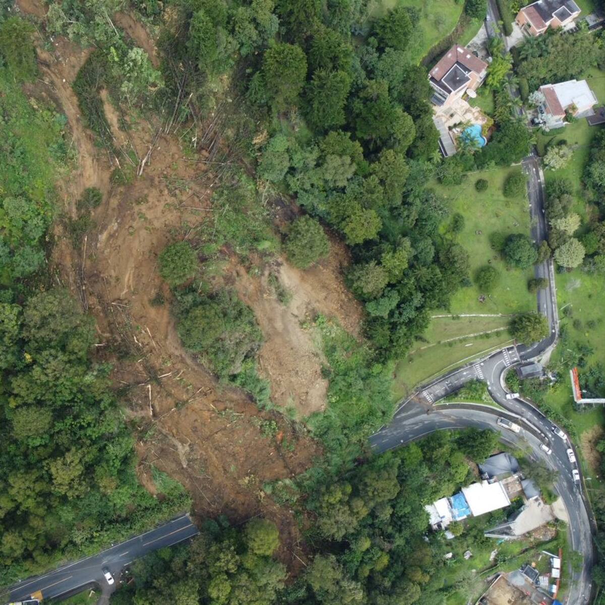 En el derrumbe de la Loma de Los Balsos evacuaron 10 casas de manera temporal