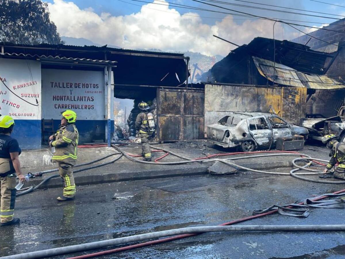 Tres locales comerciales y seis carros quemados por incendio en Medellín