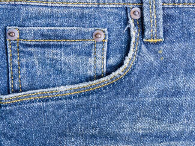 Para esto fueron hechos los bolsillos pequeños de los jeans