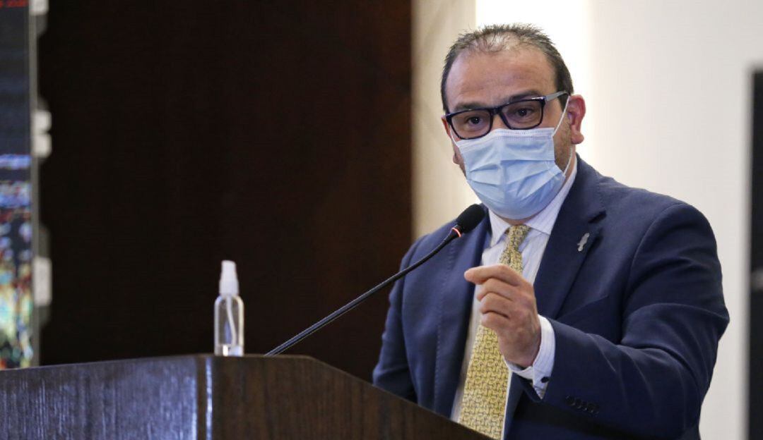 Gobernador revisará quejas en oficina de pasaportes