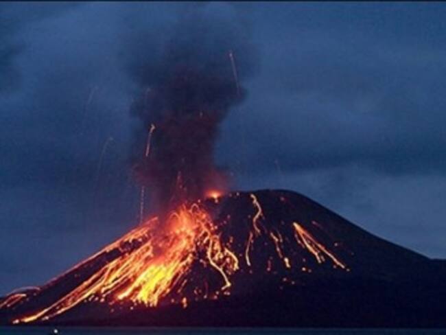 El volcán indonesio Lokon entra en erupción sin causar víctimas