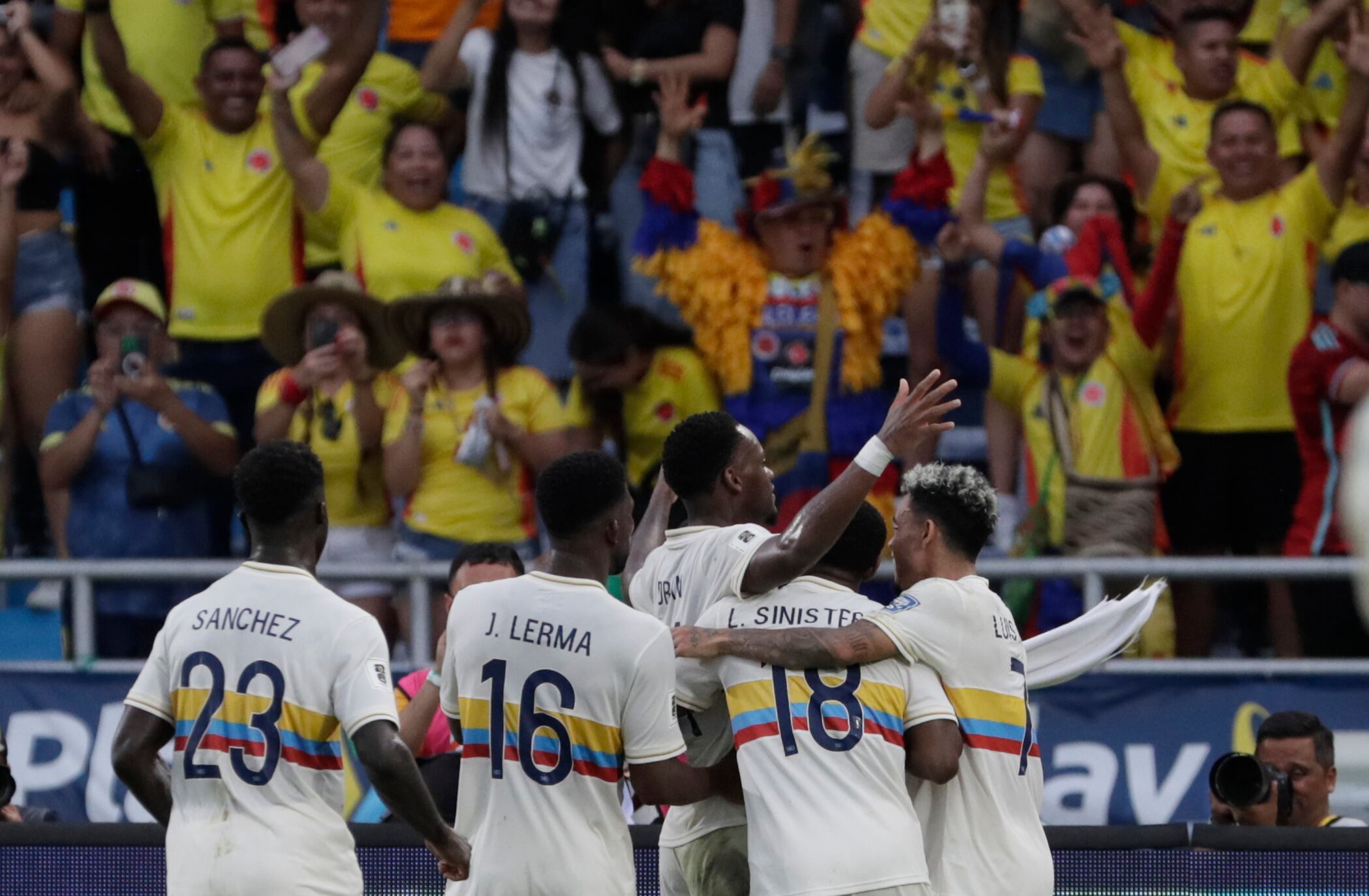 Jugadores de Colombia celebran un gol de Jhon Durán este martes, en un partido de las eliminatorias sudamericanas para el Mundial de 2026, en el estadio Metropolitano en Barranquilla (Colombia). EFE/ Carlos Ortega
