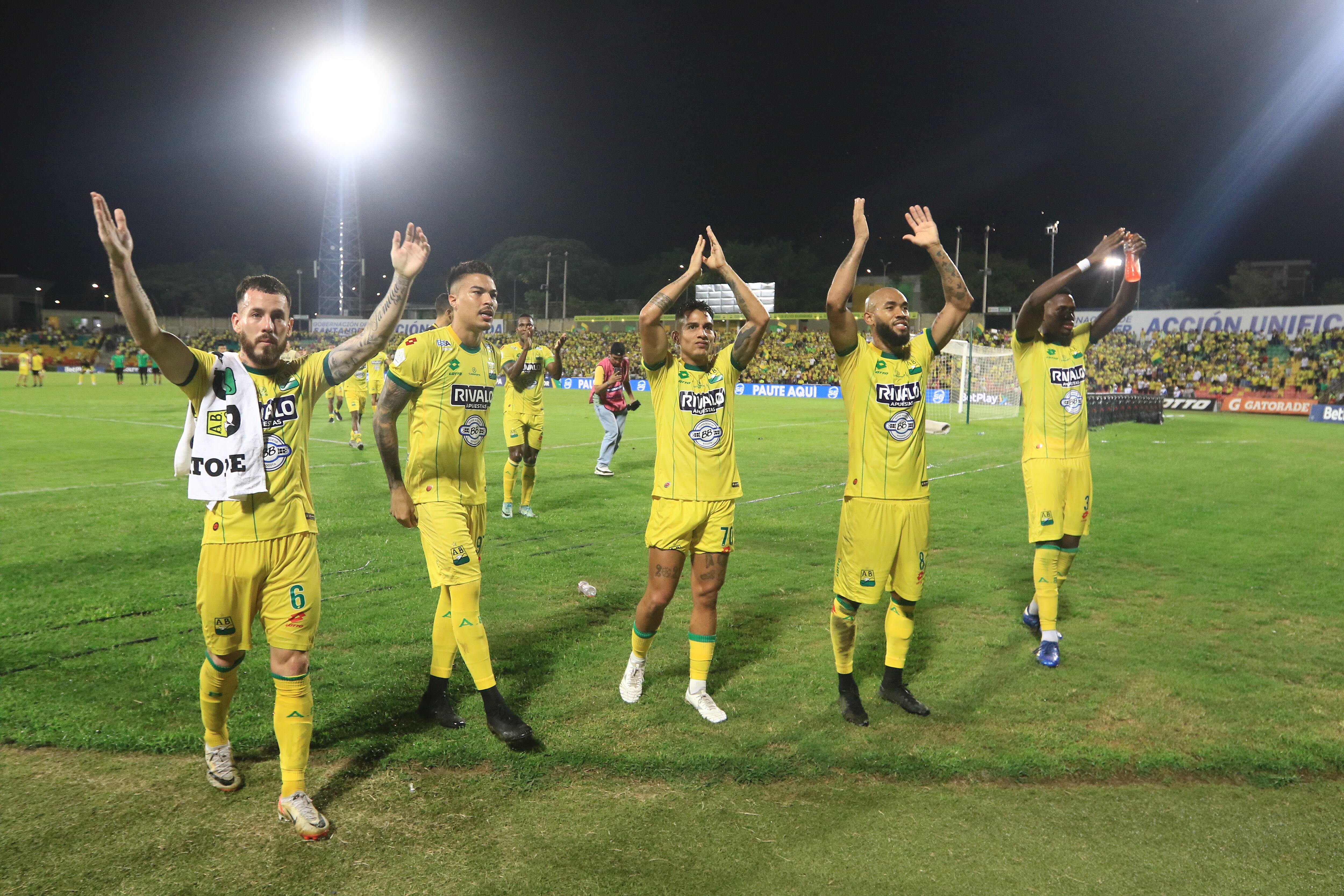 Atlético Bucaramanga celebrando con su afición / Colprensa