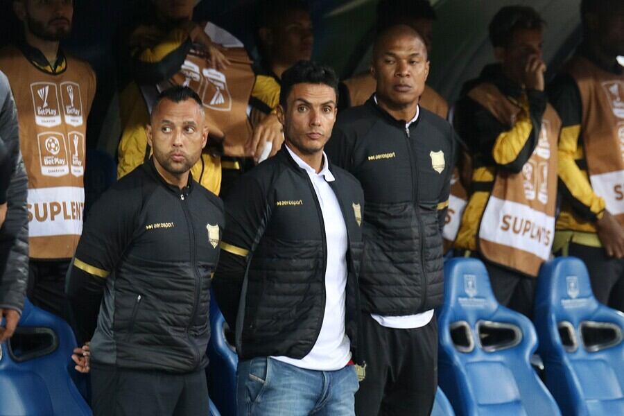 Lucas González (centro), entrenador de Águilas Doradas / Colprensa