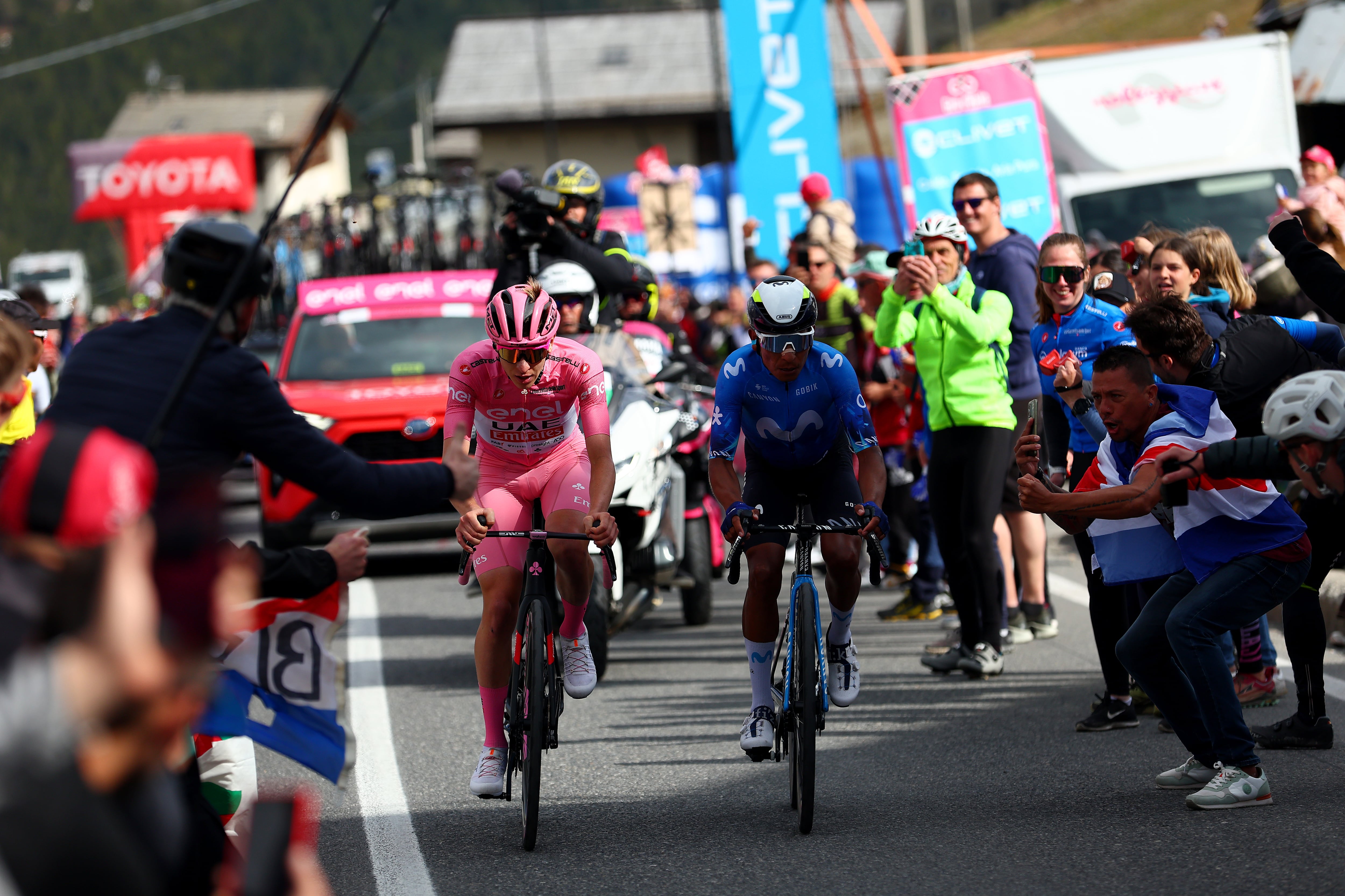 Tadej Pogacar y Nairo Quintana durante el cierre de la etapa 15 del Giro de Italia. (Photo by Luca Bettini - Pool/Getty Images)