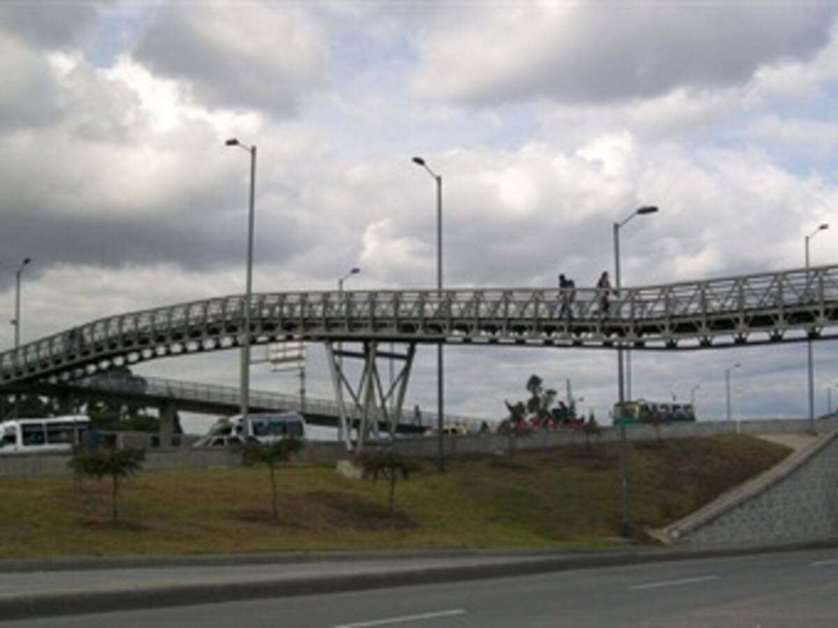 El 60 % de los puentes peatonales de Transmilenio están en mal estado