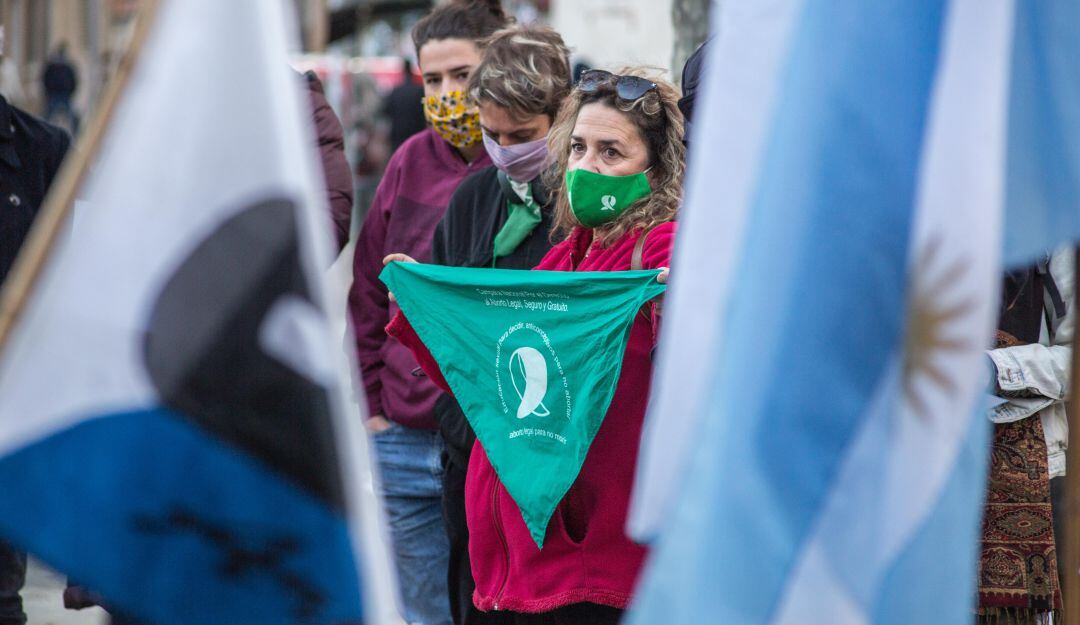 Principalmente colectivos feministas han rechazado estas iniciativas.