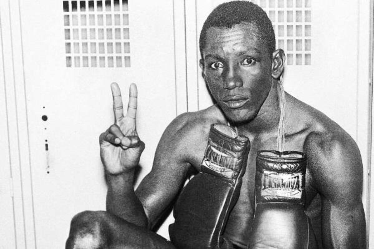 El 6 de marzo de 1976 perdió el título ante Wilfredo Benítez por decisión dividida de los jueces. Dos años después lo recuperó ante el argentino Carlos María Jiménez.