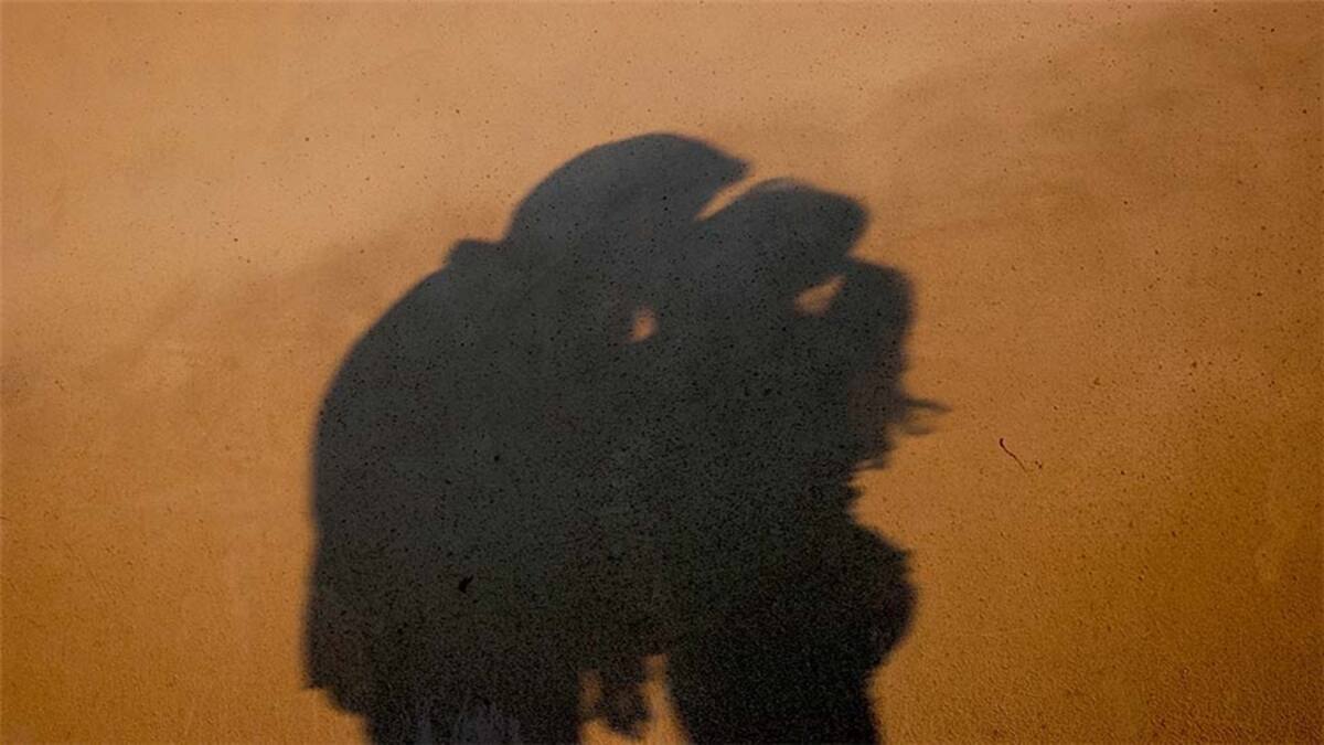 Y en esta otra imagen de César Santiago Linares Cervantes, su hijo en la parte de arriba y él en la parte de abajo reflejado en esta foto editada tomada en la plaza Petrolero de Cd. Madero, México.