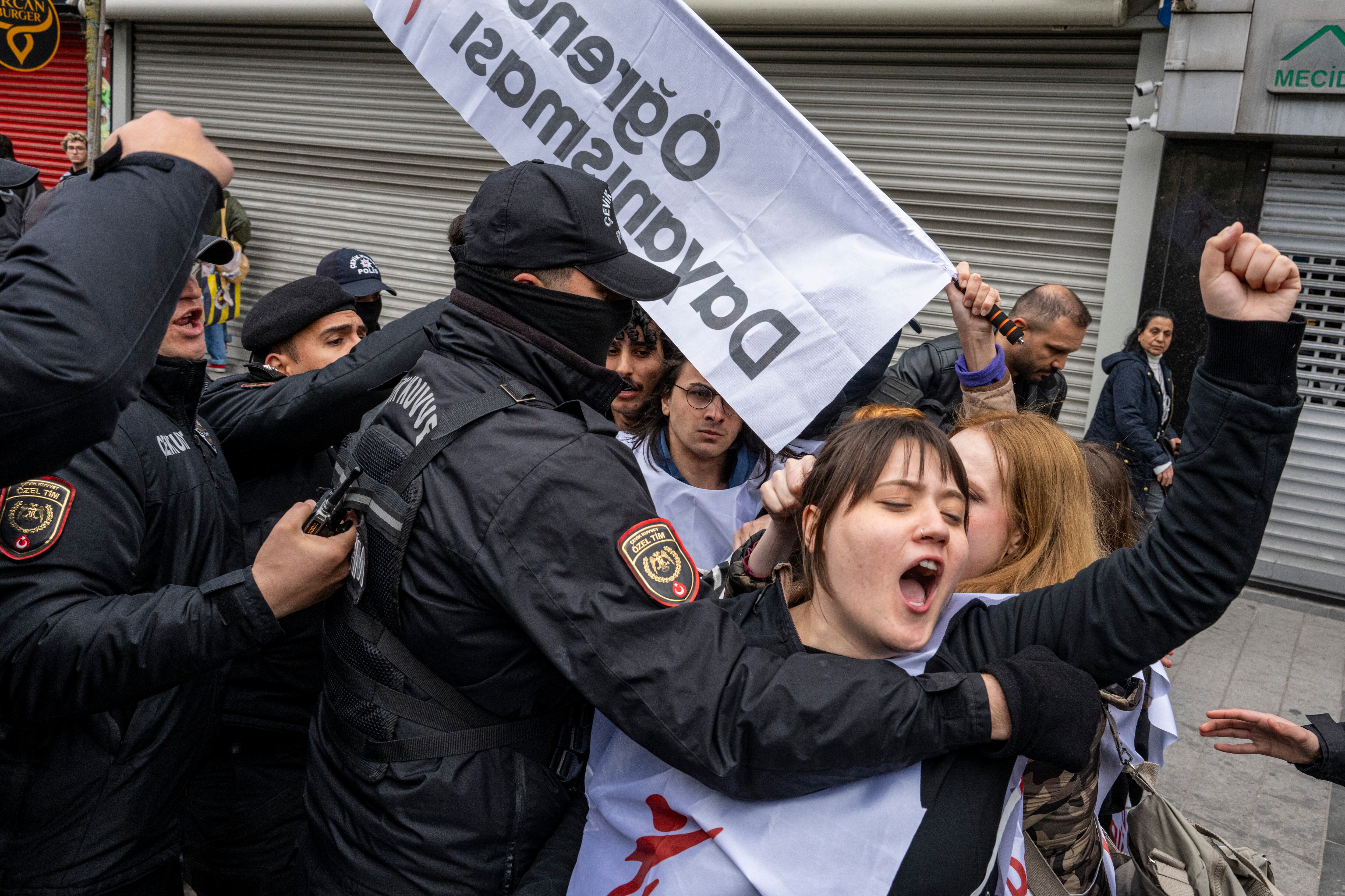 Istanbul (Turkey), 01/05/2025.- Turkish police officers detain protesters attempting to reach Taksim Square to celebrate International Workers' Day in Istanbul, Turkey, 01 May 2025. The government has banned May Day gatherings in Taksim Square since widespread protests across the country in 2013, which were suppressed by police and claimed eight lives, leaving thousands injured. (Protestas, Turquía, Estanbul) EFE/EPA/UMIT TURHAN