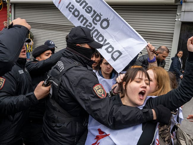 Istanbul (Turkey), 01/05/2025.- Turkish police officers detain protesters attempting to reach Taksim Square to celebrate International Workers' Day in Istanbul, Turkey, 01 May 2025. The government has banned May Day gatherings in Taksim Square since widespread protests across the country in 2013, which were suppressed by police and claimed eight lives, leaving thousands injured. (Protestas, Turquía, Estanbul) EFE/EPA/UMIT TURHAN