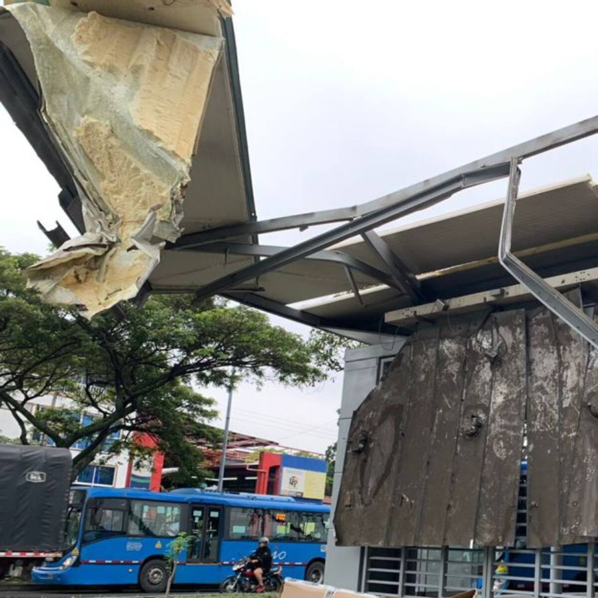 Tractocamión acabó con medio techo de una estación del MIO en Cali