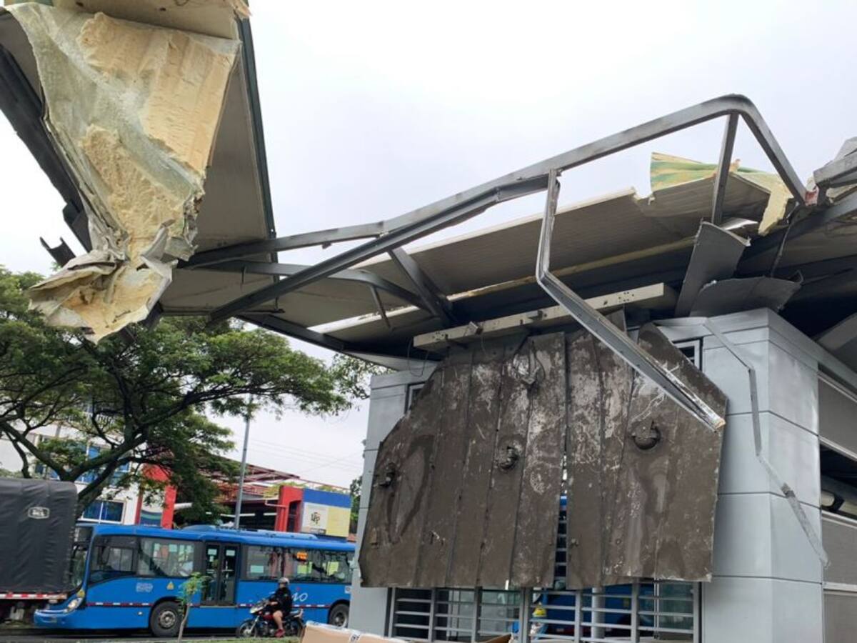 Tractocamión acabó con medio techo de una estación del MIO en Cali