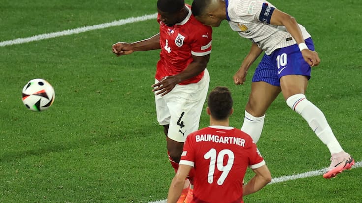 Dusseldorf (Germany), 17/06/2024.- Kylian Mbappe of France (R) in action which led to his injury during the UEFA EURO 2024 group D soccer match between Austria and France, in Dusseldorf, Germany, 17 June 2024. (Francia, Alemania) EFE/EPA/GEORGI LICOVSKI