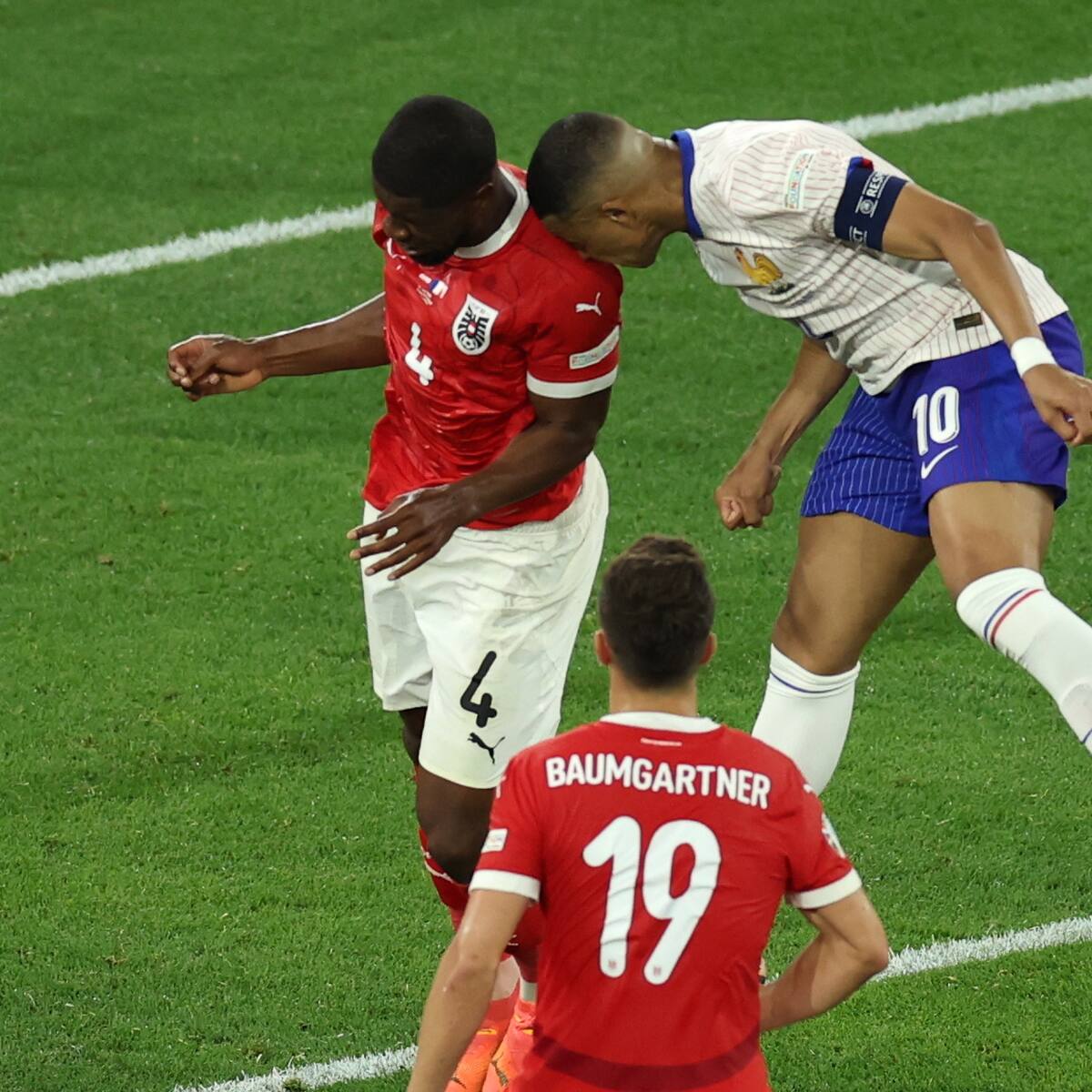 Oficial: Kylian Mbappé no será operado a pesar de sufrir una fractura de nariz ante Austria