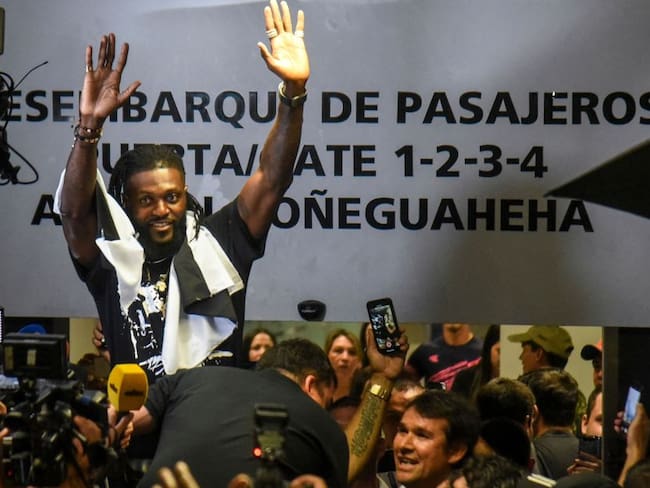 Emmanuel Adebayor abandonó Paraguay y se quedó ‘atrapado’ en Benín