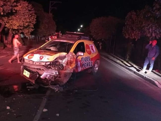 La camioneta de un candidato en Santander resultó implicada en aparatoso accidente