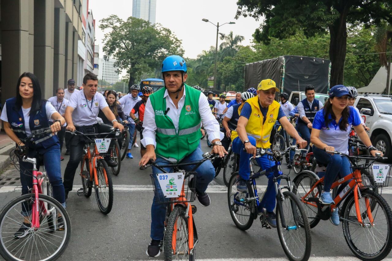 El alcalde de Cali, Jorgé Iván Ospina, llegó en bicicleta a su despacho.