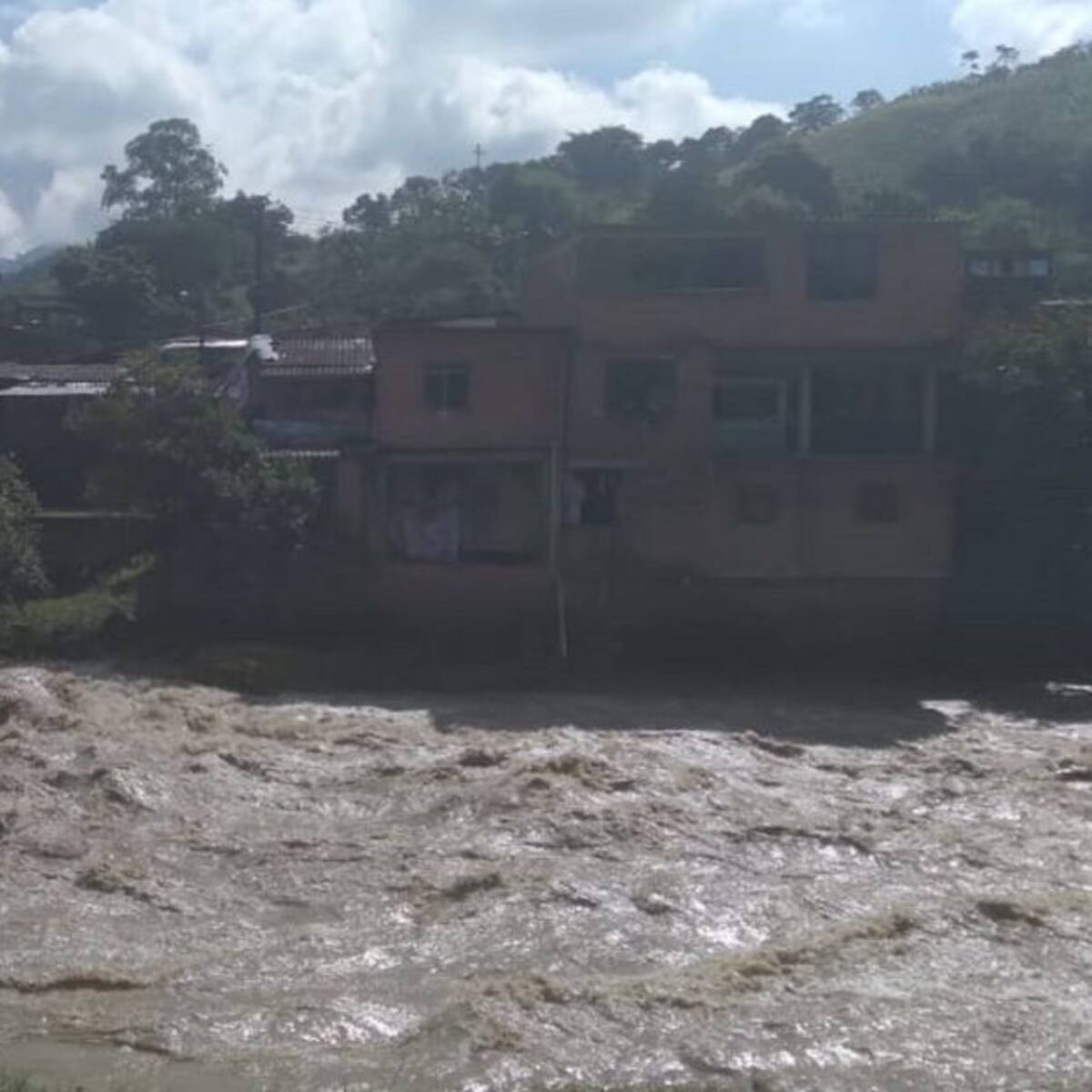 Sector de la María, Calarcá afectado por creciente de río Quindío