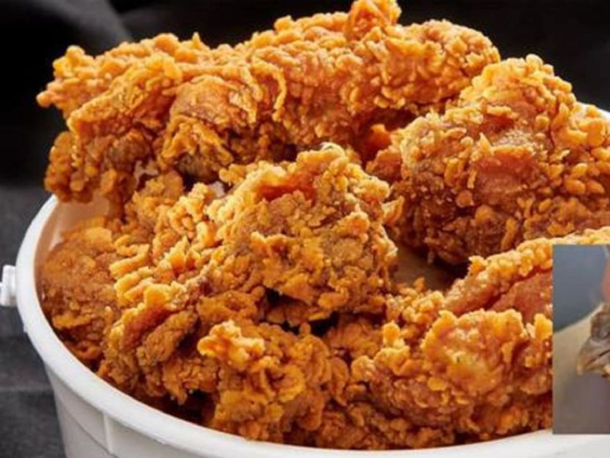 ¡Sorprendente! A mujer le salió cabeza de pollo en pedido de alitas
