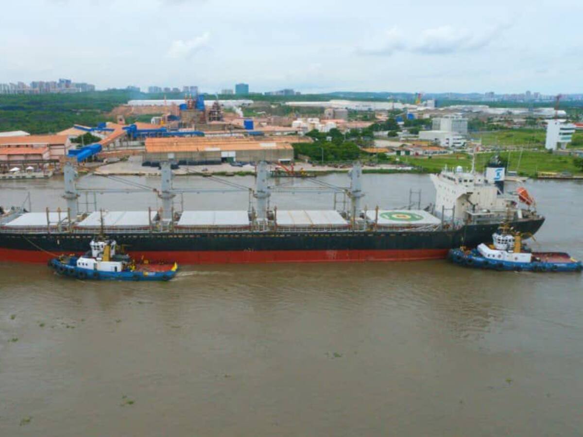 Buque con fertilizante lleva tres días sin poder ingresar al puerto de Barranquilla