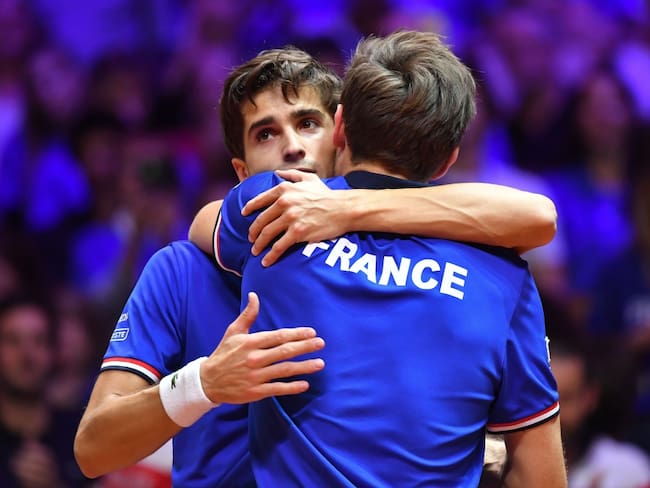 Francia se quedó con los dobles y la Copa Davis se definirá este domingo