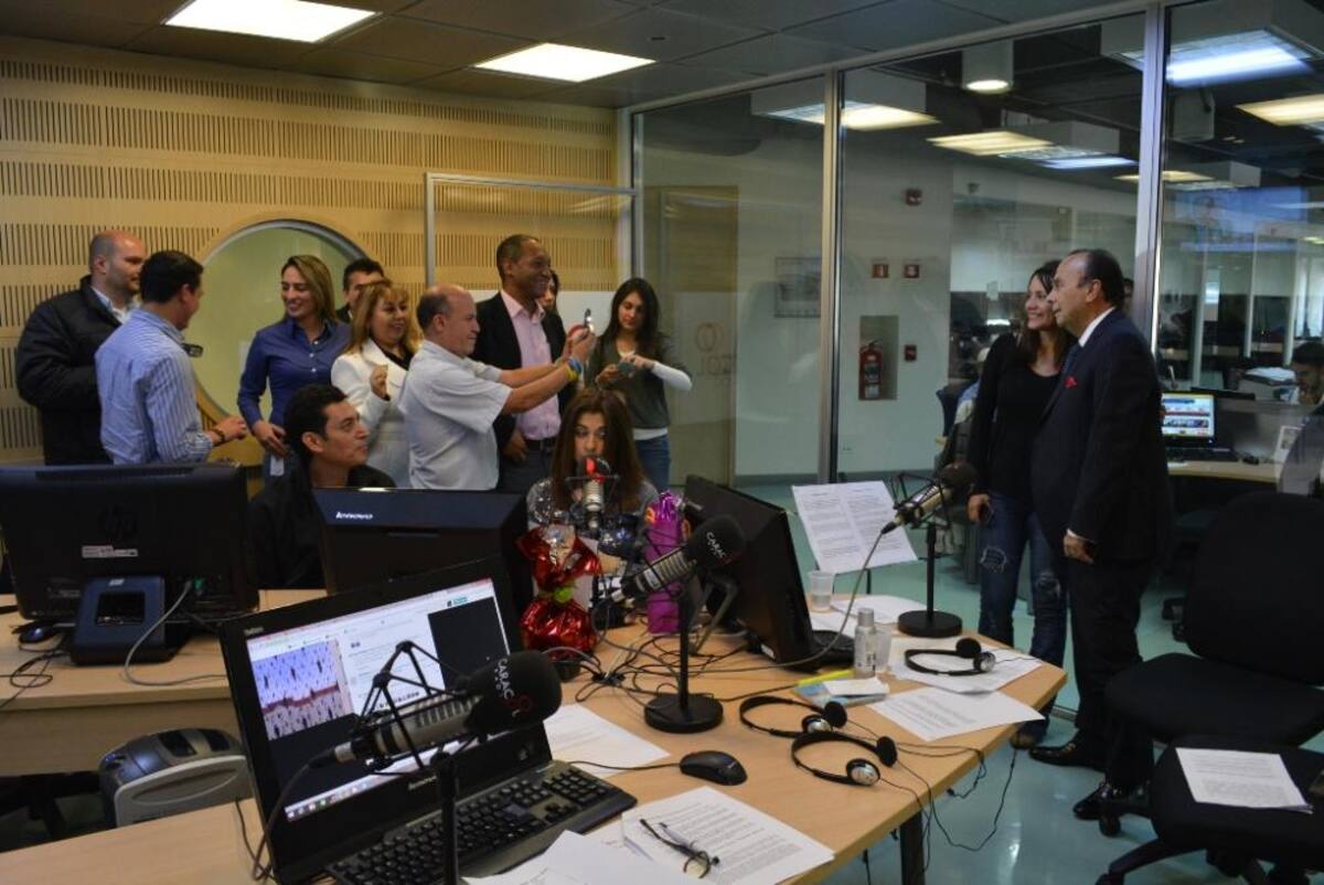 Tras dos décadas de estar inundando de humor a los colombianos, el admirado periodista se retira de La Luciérnaga, vea como desarrolla su último programa.