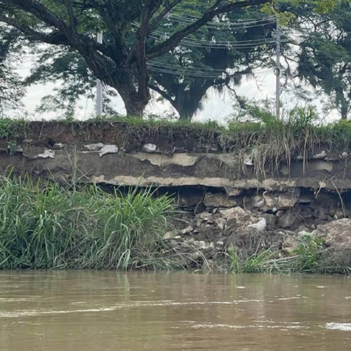 En riesgo la doble calzada Candelaria-Cali por erosión en el malecón Juanchito