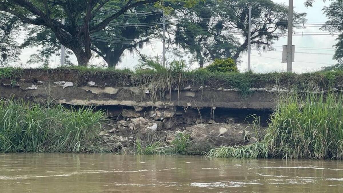 En riesgo la doble calzada Candelaria-Cali por erosión en el malecón Juanchito