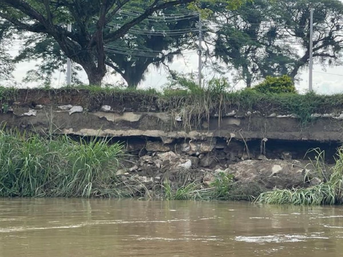 En riesgo la doble calzada Candelaria-Cali por erosión en el malecón Juanchito