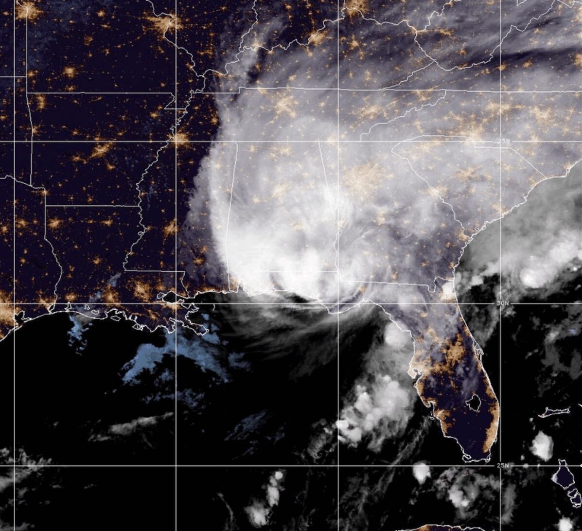 Huracán Isaías tocando tierra en el noroeste de Florida. EFE / NOAA-NHC